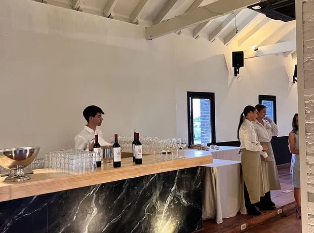 Equipo de AGA Catering sirviendo en la barra de Sala 18